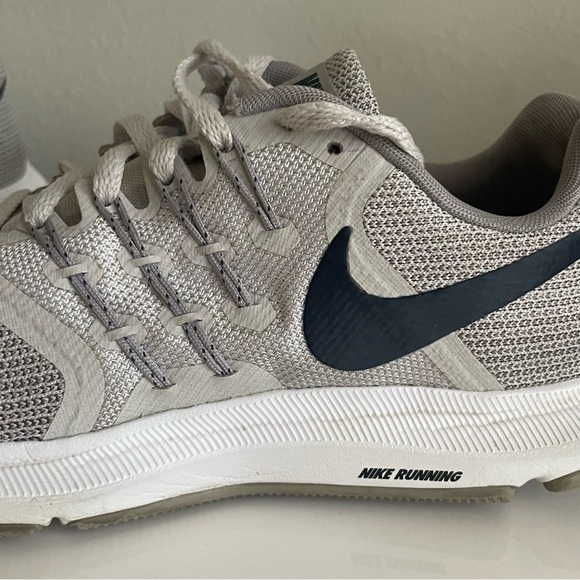 Nike RUN SWIFT Men's Gray Running Shoes - Picture 5 of 10